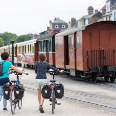 Saint-Valery-sur-Somme vélos sur le quai devant le petit train de la Baie de Somme