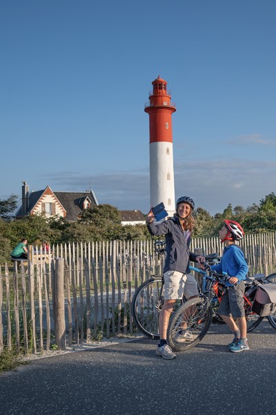 Vélos en famille devant le phare de Brighton sur La Vélomaritime