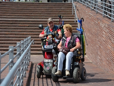 Couple en fauteuil électrique