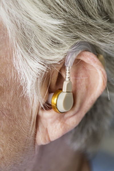 Femme âgée appareil auditif 