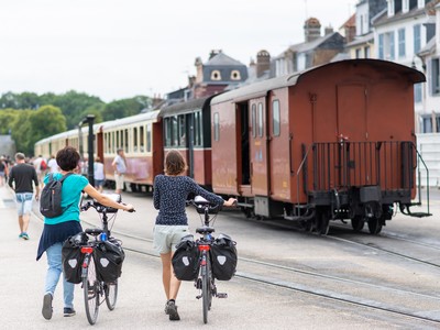Saint-Valery-sur-Somme vélos sur le quai devant le petit train de la Baie de Somme